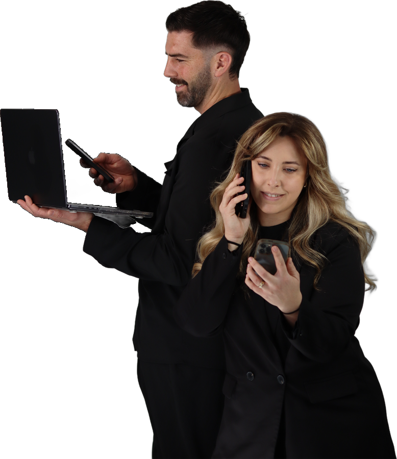 Marlène au téléphone, Matthias à l'ordinateur