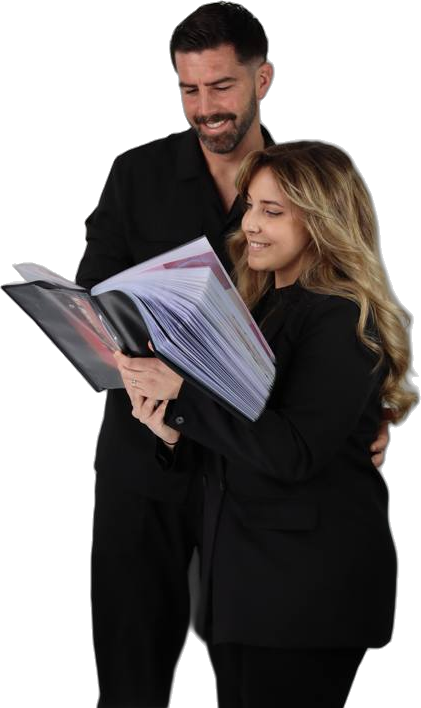 Marlène et Matthias feuillettent le livret de formation
