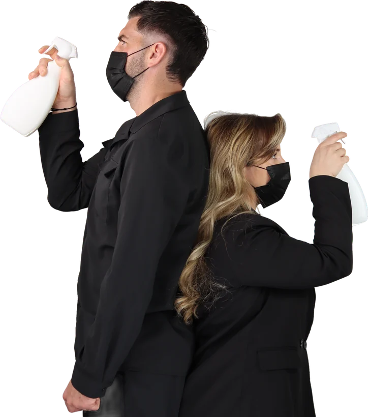 Marlène et Matthias dos à dos, chacun avec un spray désinfectant