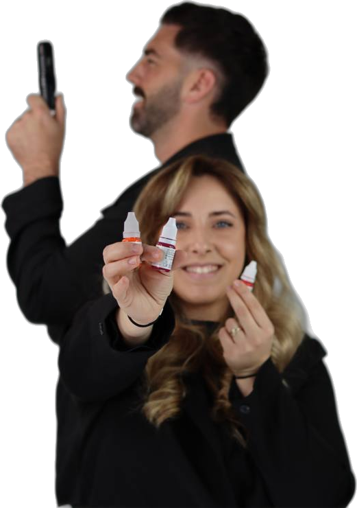 Marlène présente ses pigments, Matthias tient la machine