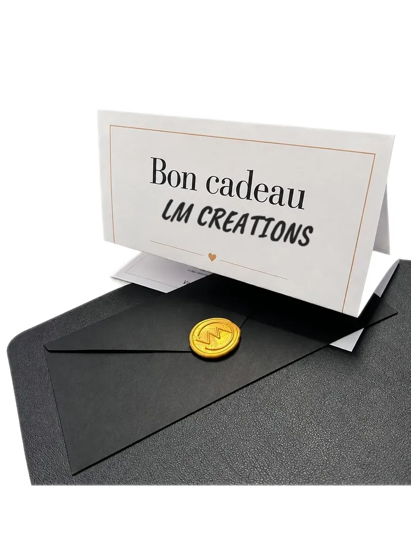 La carte bon cadeau posée sur son enveloppe