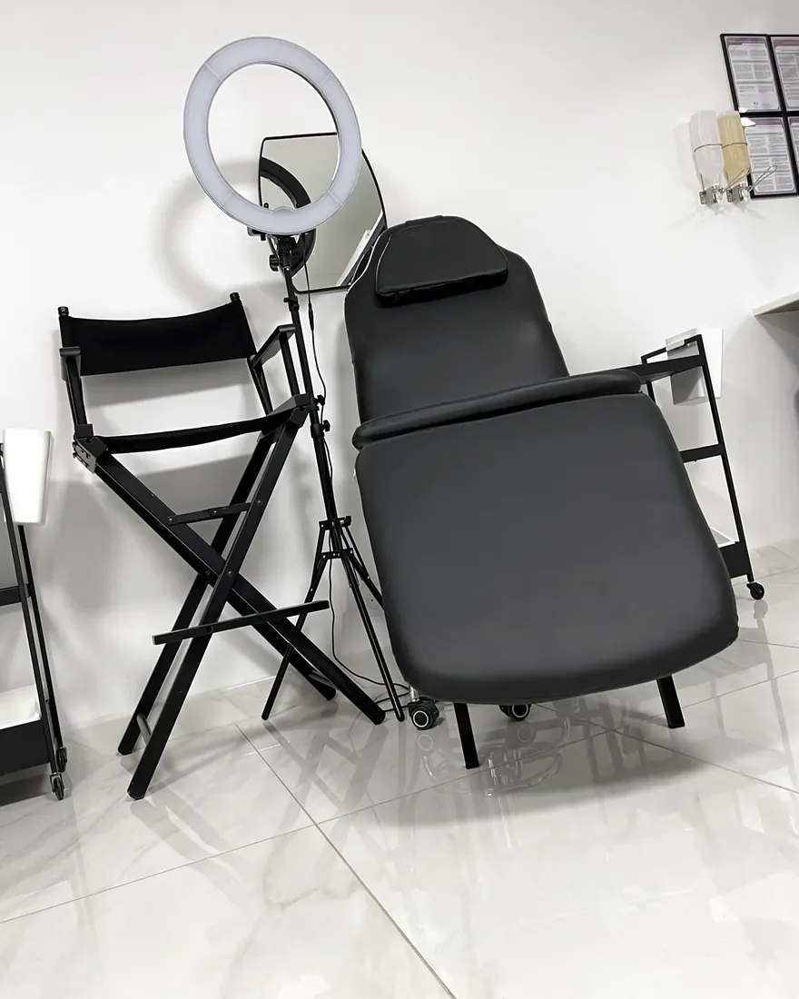 Un fauteuil, une chaise, une lampe et le plan de travail